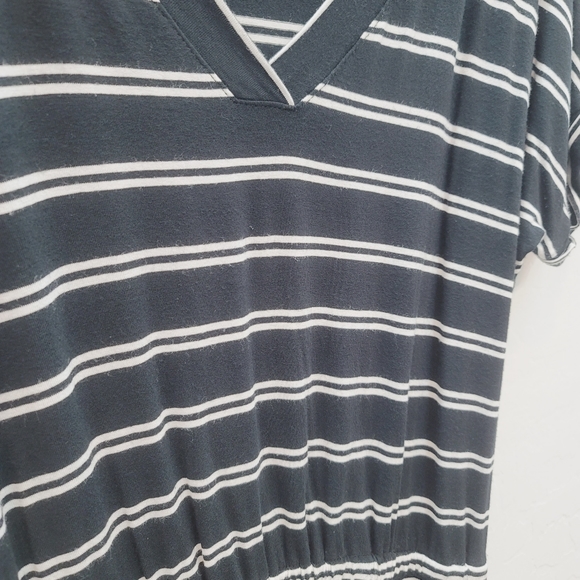 💕 Banana Republic Blouson Dress Striped Black White V-Neck Size Small Petite - Picture 6 of 12
